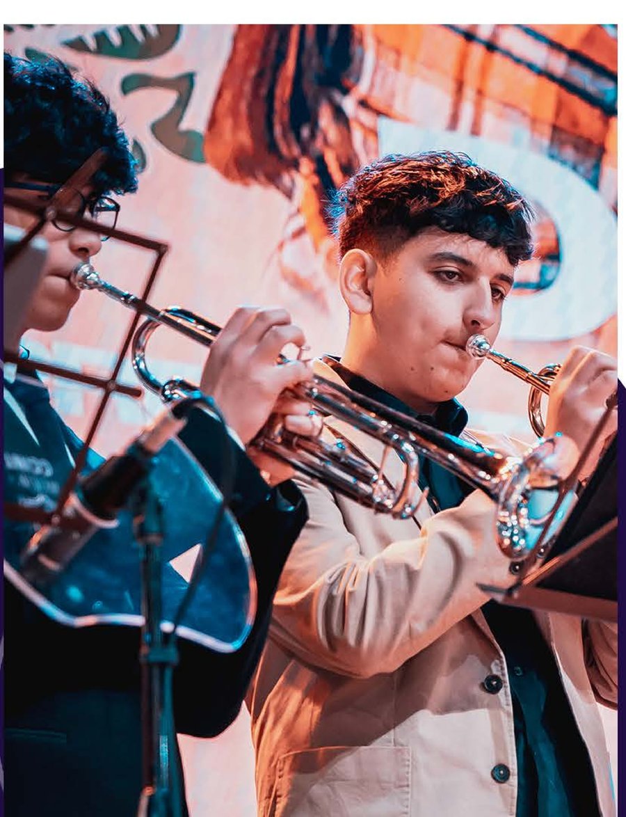 Alumnos de Praiser tocando trompeta en un concierto real