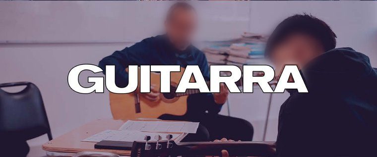 Alumno de Zamar tocando guitarra