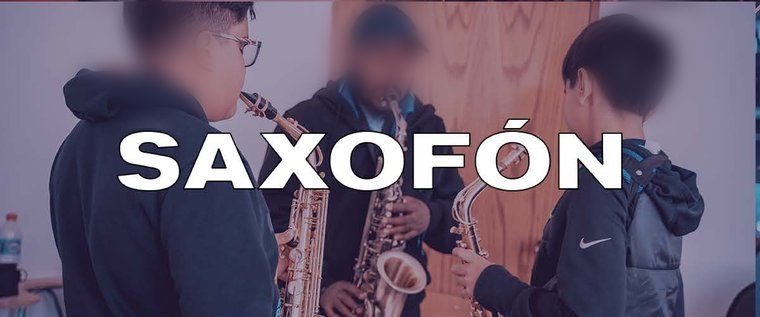 Alumno de Zamar tocando saxofón